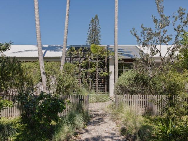 Architectural Excellence, Moments from the Town and Beach