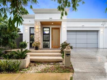 Architectural Excellence Meets Contemporary Family Luxury in the Heart of Clearview!