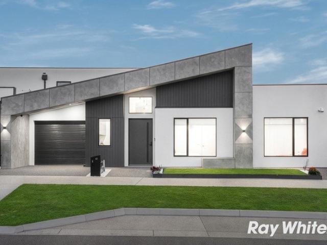 Architectural Elegance in a Prime Greenvale Location