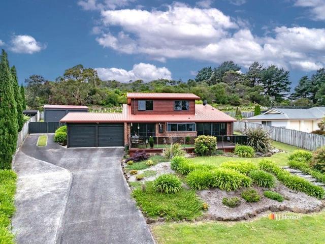 ARCHITECTURAL ELEGANCE WITH BREATHTAKING RIVER VIEWS
