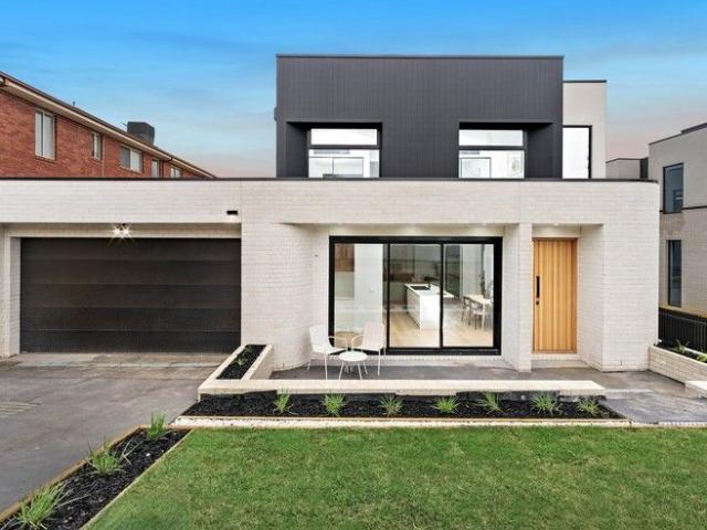 Architectural Elegance with Luxurious Family Comfort