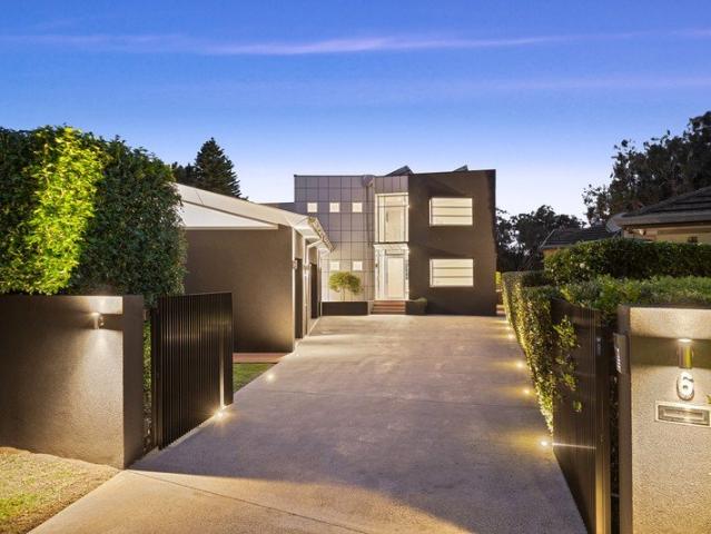 Architectural entertainer in prime waterfront position