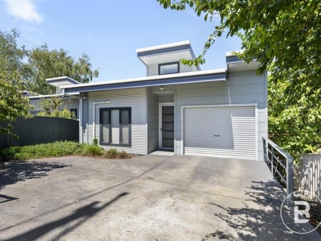 ARCHITECTURAL FAMILY LIVING WITH MULTIPLE LEVELS AND STYLISH MODERN FINISHES