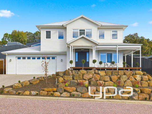 ARCHITECTURAL FAMILY LIVING WITH SPACE, VIEWS AND YEAR ROUND ENTERTAINING