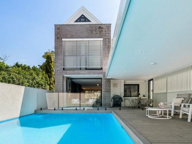 Architectural family retreat in beachside setting