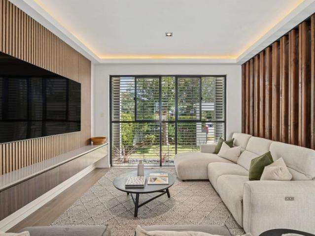 Architectural family retreat in beachside setting