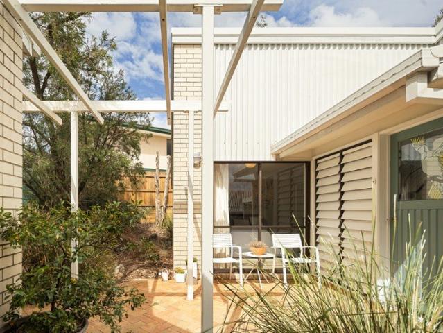 ARCHITECTURAL FLAIR IN A PRIVATE NATIVE GARDEN SETTING