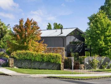 Architectural Garden Sanctuary Moments from Lake Daylesford