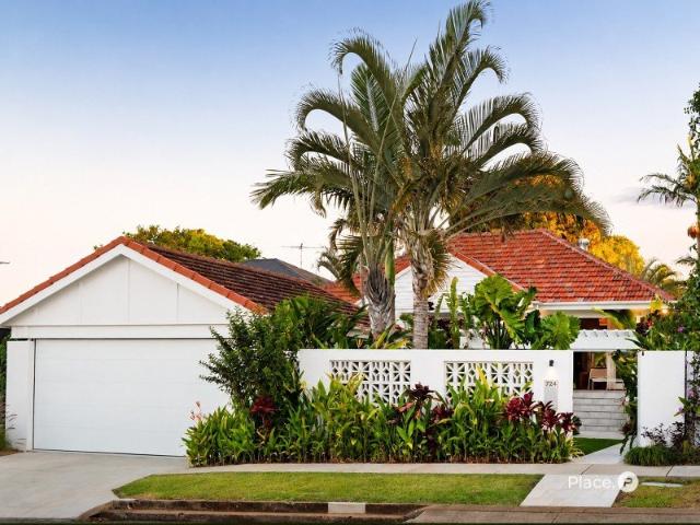 Architectural Individuality Meets Tropical Seclusion on 835sqm