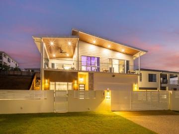 Architectural Luxury with Panoramic Douglas Views