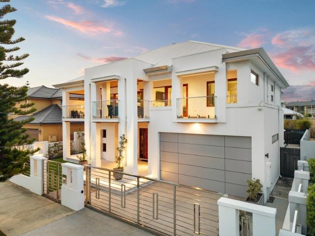 Architectural Luxury, Moments from the Harbour
