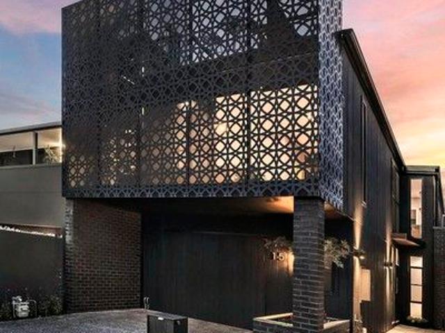 Architectural Luxury Steps from Empire Park & Bar Beach