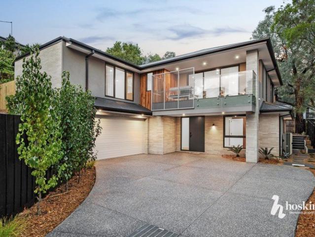 Architectural Living in Coveted Warranwood Court