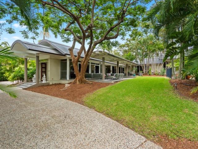 ARCHITECTURAL RESIDENCE POSITIONED ON A PRIVATE 2090 SQM BLOCK IN TIGHTLY HELD PIPERS POINT