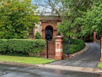 ARCHITECTURAL ROYALTY EXQUISITE DAVID CHENEY DESIGNER MANOR IN PRESTIGIOUS BURNSIDE