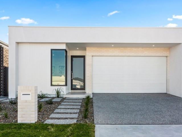 ARCHITECTURAL STYLE MEETS EFFORTLESS FAMILY LIVING