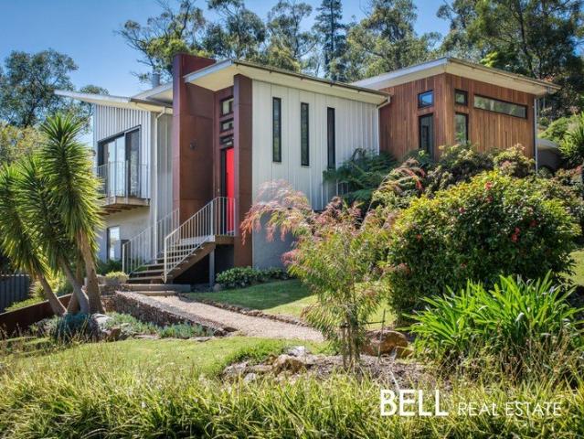 Architectural sophistication. Exceptional craftsmanship. Effortless living