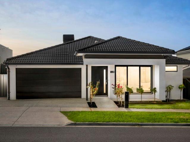 Architectural Sophistication in Prestigious Greenvale