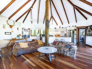 Architectural Tropical Retreat, Moments from Bingil Bay Beach !