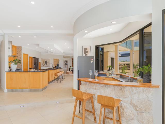 Architectural Waterfront Masterpiece at Raby Bay – Where Design Meets Luxury