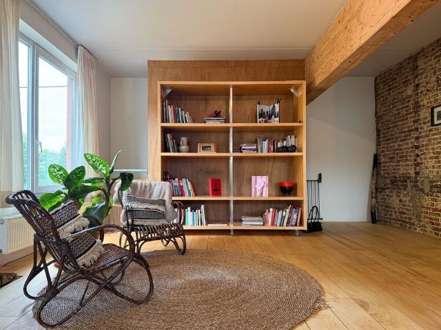 Architecturale triplex met loftelementen te huur in Gent!