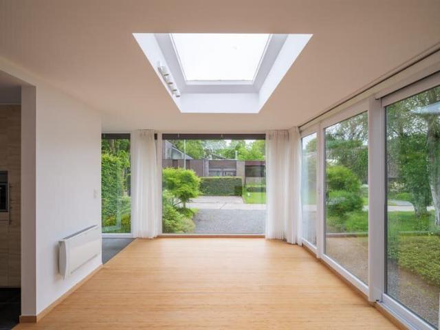 Architecturale woning in een rustige residentiële buurt