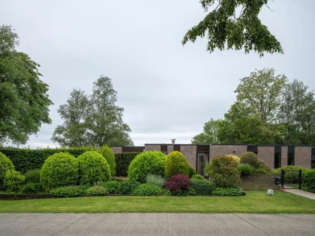 Architecturale woning in een rustige residentiële buurt