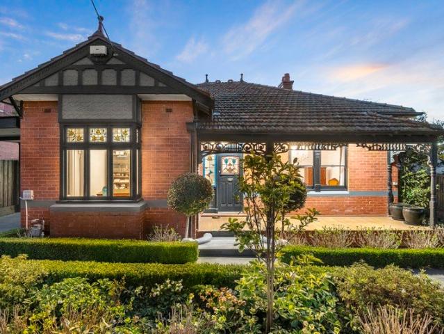 Architectural Sanctuary in a Coveted Cul de Sac