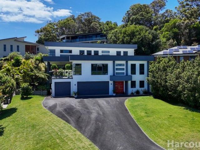 Architecturally Built Coastal Home in Exclusive Grandview Close