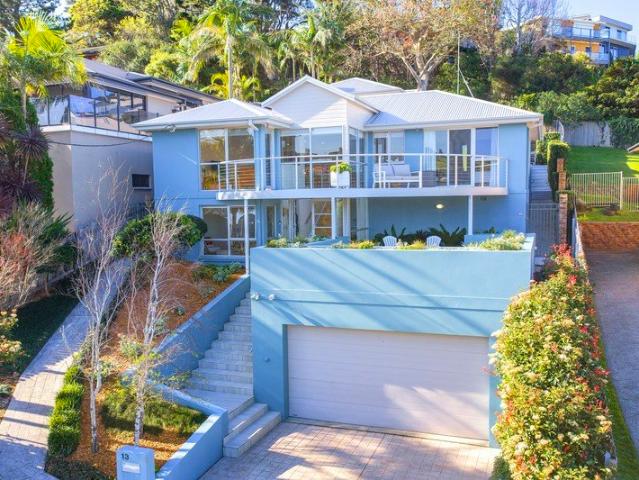 Architecturally Designed Coastal Entertainer