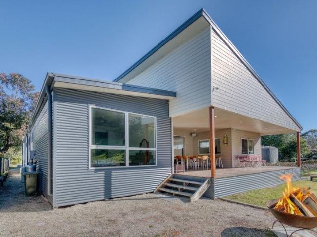 Architecturally Designed Coastal Home Walk to Beach & Shops