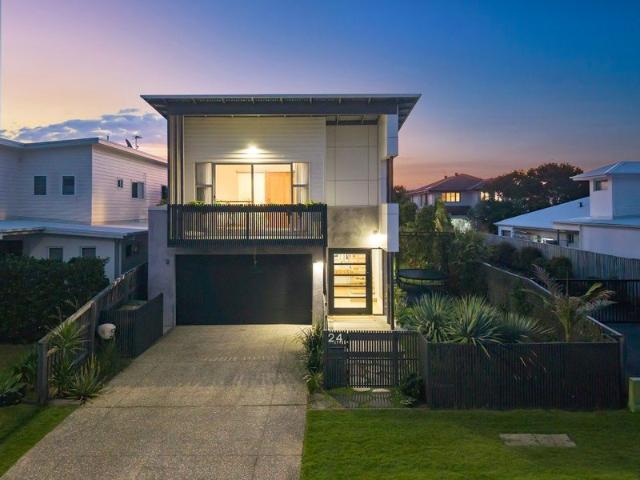 ARCHITECTURALLY DESIGNED COASTAL HOME WITH A PRIVATE POOLSIDE SETTING