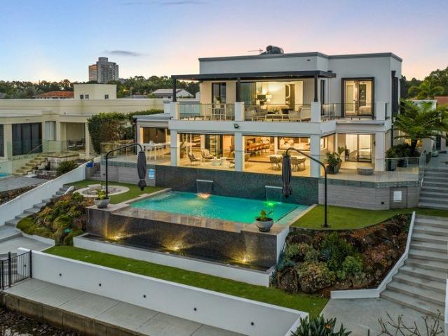 Architecturally Designed Breathtaking Masterpiece on Main River 982m2