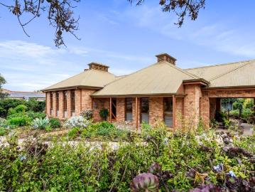 Architecturally designed, energy efficient living on Strathalbyn's eastern side