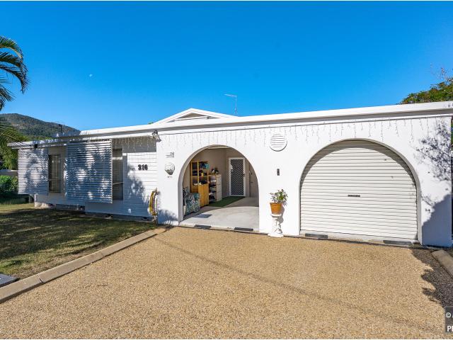 Architecturally Designed Family Home + POOL!