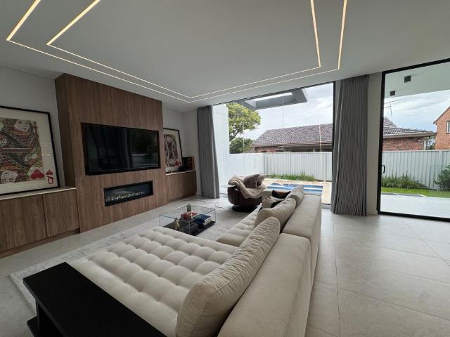 ARCHITECTURALLY DESIGNED FAMILY HOME WITH POOL