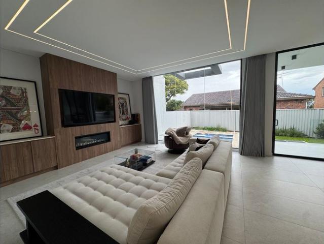 ARCHITECTURALLY DESIGNED FAMILY HOME WITH POOL