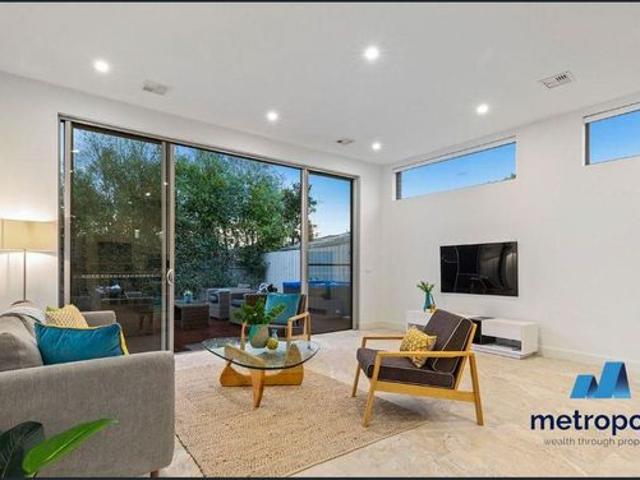 ARCHITECTURALLY DESIGNED FAMILY TOWNHOUSE
