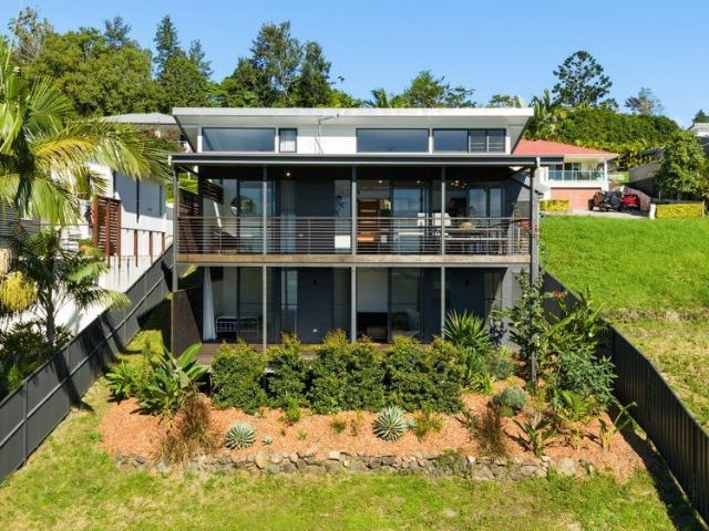 Architecturally Designed Home with Hinterland Views: Lismore Heights