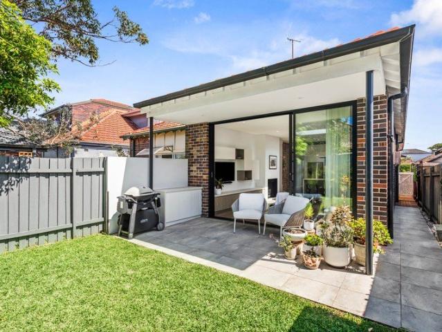 Architecturally Designed Interior Short Walk to Beach
