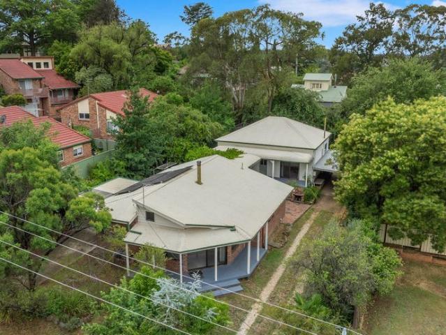 Charming 2 bedroom Home Opposite North Hill Parklands