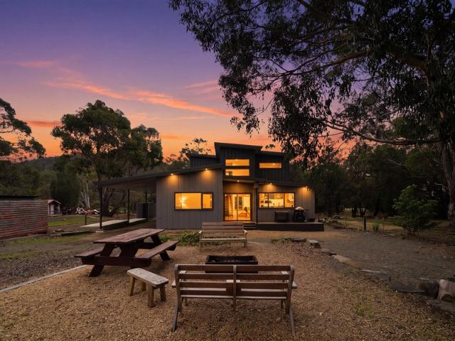 Architecturally Designed Lifestyle Retreat with Luxury Guest Accommodation