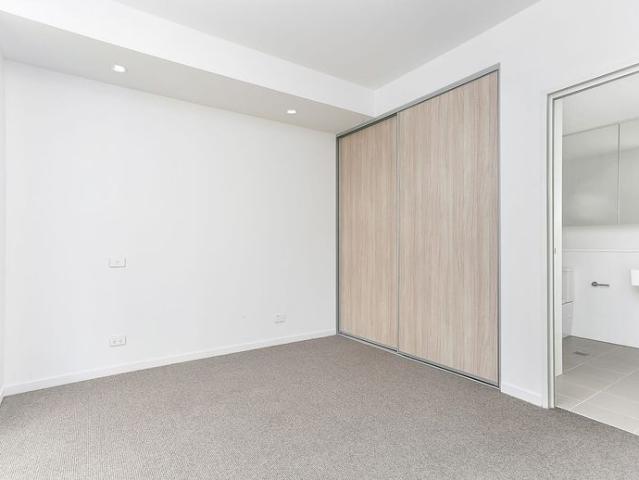 Architecturally designed luxury apartment with a peaceful, leafy outlook | 2 Bedroom with Study
