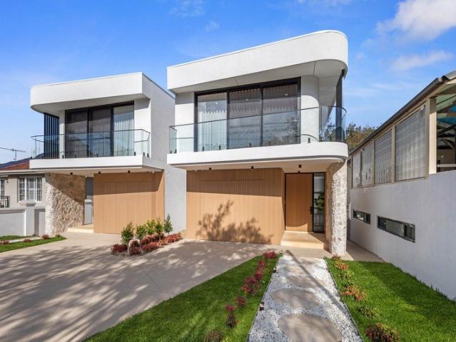 Architecturally Designed Luxury Duplex in Prime Blakehurst Location