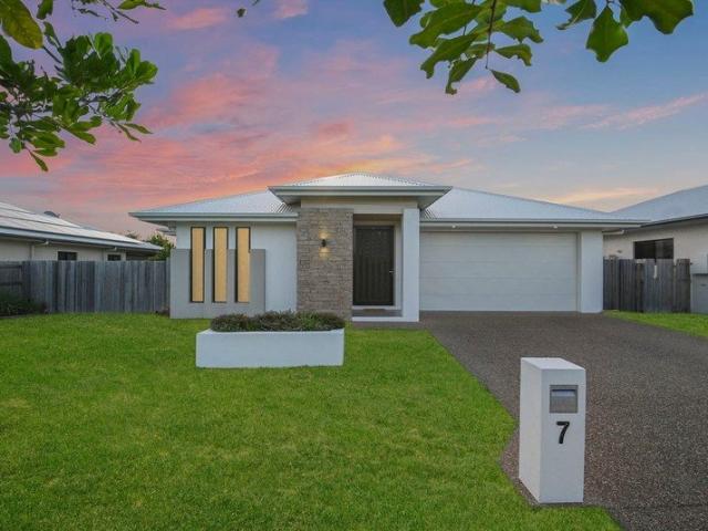 ARCHITECTURALLY DESIGNED LUXURY LIVING PREMIUM FAMILY HOME IN BOHLE PLAINS!
