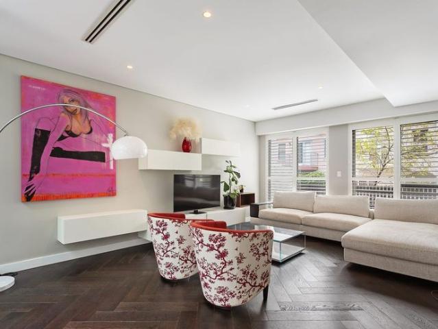 ARCHITECTURALLY DESIGNED LUXURY RESIDENCE IN CONVENIENT LOCATION!