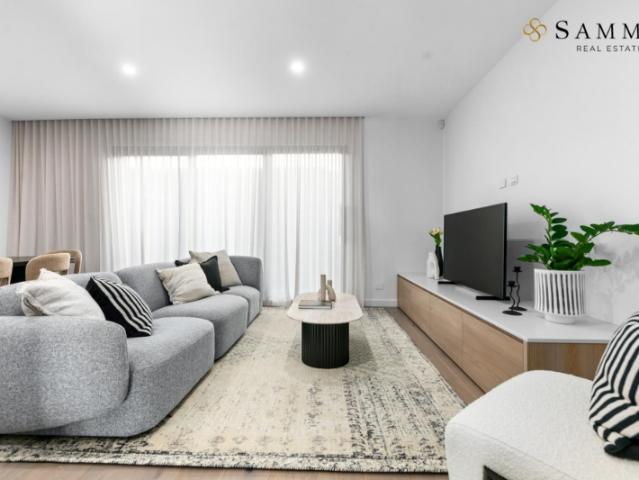 Architecturally Designed Luxury Townhouse in the Heart of Ivanhoe