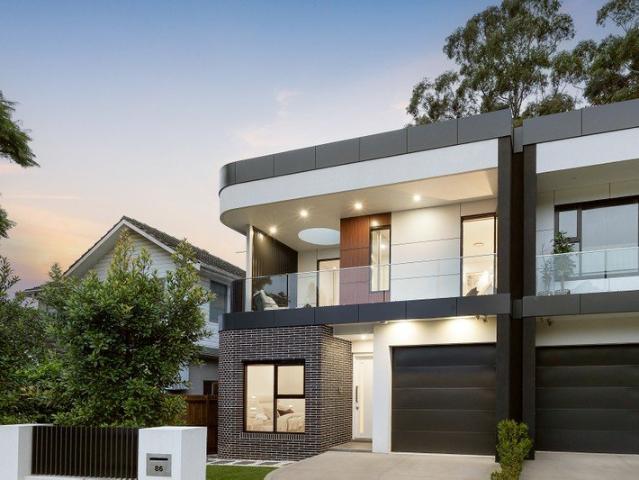 Architecturally Designed Luxurious Home in Cul De Sac by Golf Course