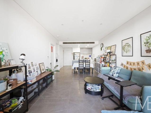 ARCHITECTURALLY DESIGNED SPACIOUS APARTMENT WITH LARGE STUDY