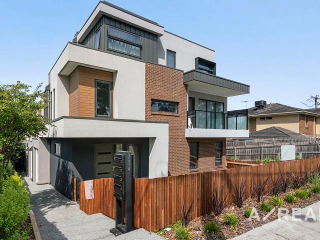 Architecturally Designed Three Level Townhouse in a Premium Location